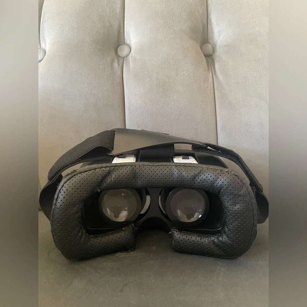 ONN White Virtual Reality VR Smartphone Headset for Apple